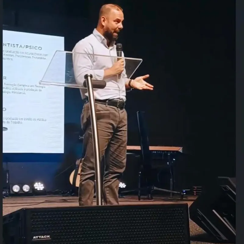 Alexandre Martins palestrando no púlpito, de camisa branca